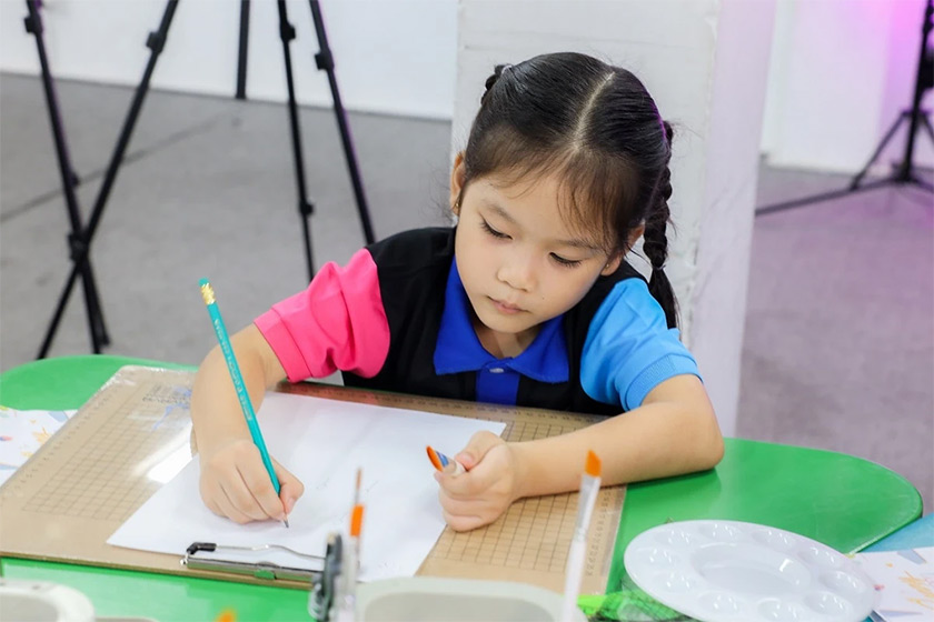 bé tự vẽ