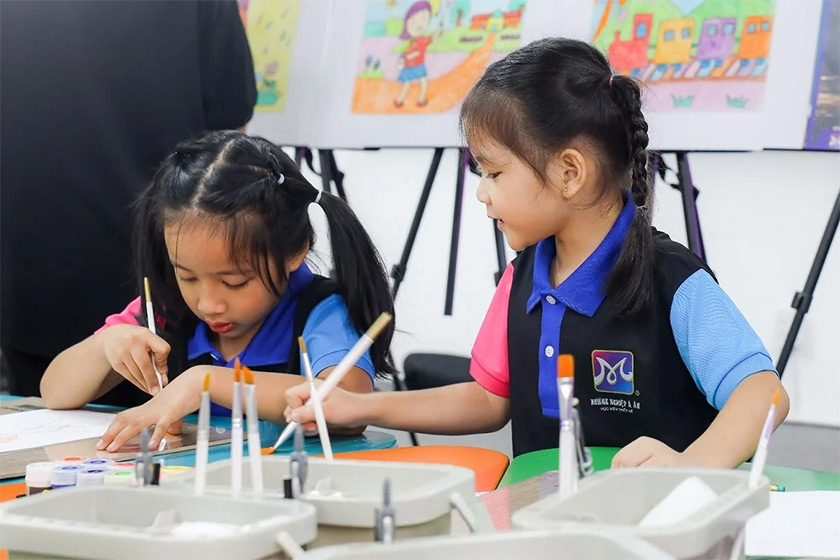 các bạn hăng hái trong lớp học