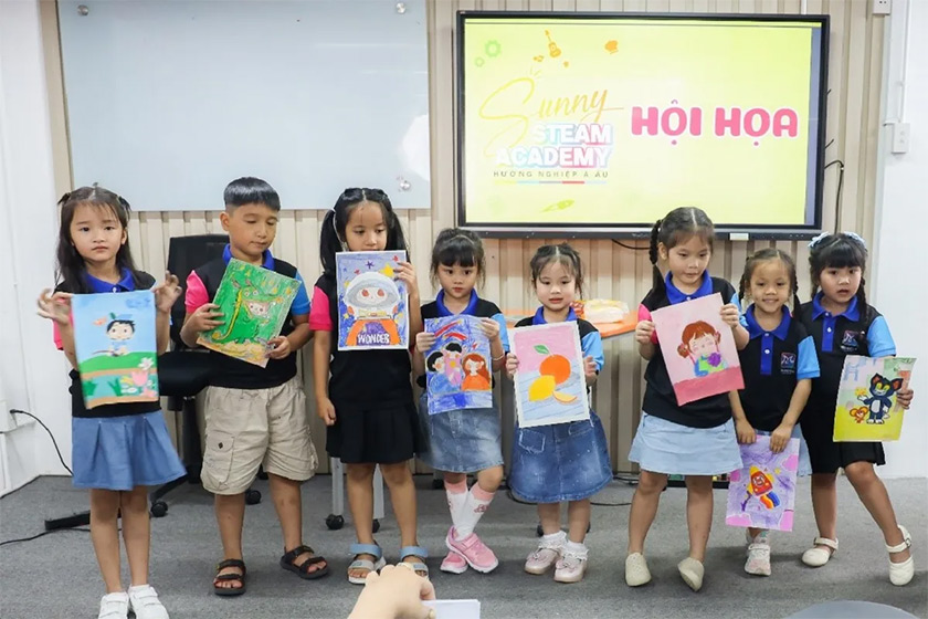 chụp ảnh bên bức tranh của bé