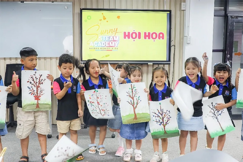 chụp ảnh bên bức tranh của mình
