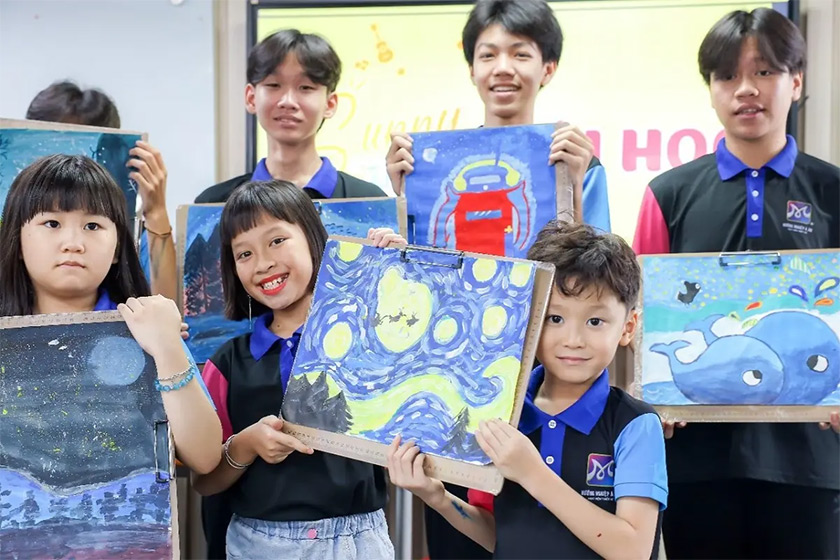 chụp ảnh cùng tranh tại lớp hội họa