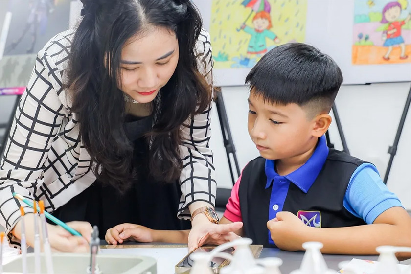 cô hướng dẫn bé vẽ
